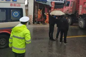 货车撞进民房，时隔一年还停在原地，网友：成地标了图片