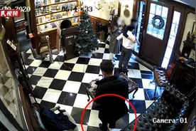 顾客40万名表遗落火锅店，店员使出一记“无影脚”，栽了图片