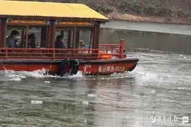 大明湖里“破冰船”开辟航道，噼里啪啦场面挺壮观图片