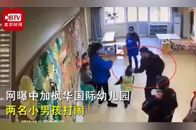 幼童打闹家长一掌拍倒对方孩子，监控令人愤怒！怎么下得去手？图片