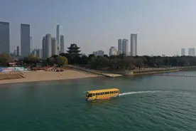 水陆两栖车亮相长沙橘子洲图片