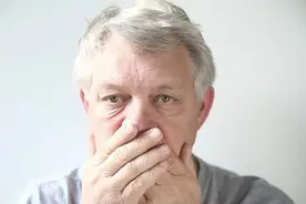 中老年人身体“发臭”？医生：这4种疾病别忽视图片