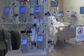 68秒丨美国单日新增确诊病例超25万例 研究人员称又发现一种变异新冠病毒视频封面
