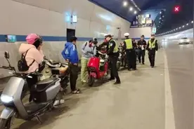 非机动车和行人违规走红沙隧道 三亚交警出手整治图片