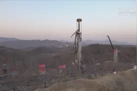 记者连线|山东栖霞笏山金矿事故救援孔打通 收到井下信号视频封面