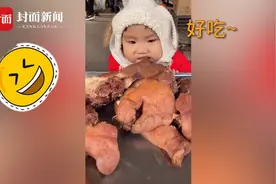2岁宝宝逛菜市场猛啃猪头肉，老板称生意有着落了，网友却提出质疑图片