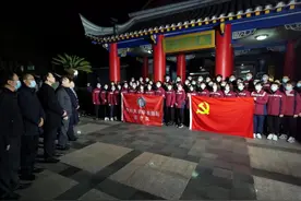 “王炸”天团再出征！四川华西医院61名重症医护人员出发赴石家庄图片