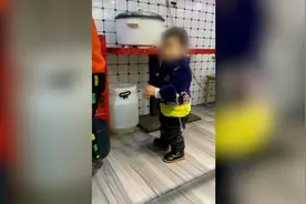 面馆生意忙，为防孩子走丢老板用绳把他栓桌腿上视频封面