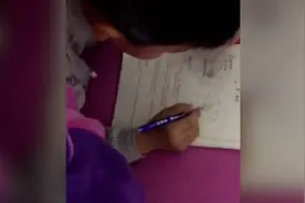 凌晨一点儿子钻被窝补写作业，母亲：无奈又心疼视频封面