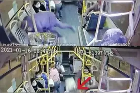 公交车一个急刹，38岁女乘客被甩出后不治身亡图片