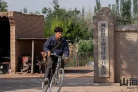 首次演“村官”戈壁滩拍摄每天吃一嘴沙子 黄轩：我没觉得多苦，很享受过程图片