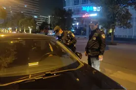 深夜，杭州特警在路边劝离违停车，无意中一瞥发现不对！打开后备箱，惊了...图片
