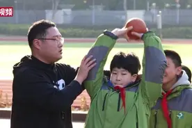 数学真是体育老师教的！“90后”体育老师做班主任辅导数学视频封面
