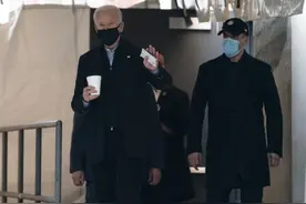 美媒：拜登就职第一天 将为1100万非法移民发绿卡图片