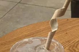 纸吸管喝奶茶被泡化？网友：拿我的不锈钢吸管来图片