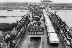 那一年，黄浦江第一桥通车，人山人海、锣鼓喧天……图片