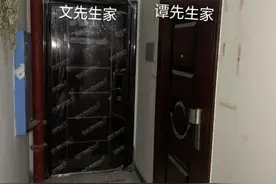 糟心！邻居打开门，就堵了我的门图片