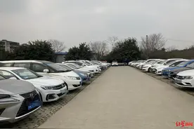 地铁站外停车场被共享汽车“霸占”追踪：摩捷昨夜集中挪车，有关部门今召集5家共享汽车公司图片