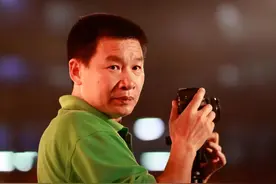 东莞有个摄影“疯子”，20年拍了100多万张“打工人”照片，计划开博物馆图片