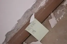 墙面开裂卧室门用手一戳就破 中南世纪城精装变“惊装”图片