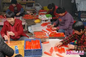 青岛即墨区“红蜡烛村”赶工忙 高峰期一天生产红蜡1吨图片