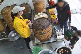 男子买包子用手摸完后不买还摔东西，店员处理方法让网友怒赞图片