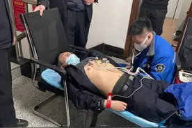 急救室护士长发现，120担架送来的是警察丈夫图片