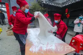 光山：腊月八 打糍粑 迎新年图片