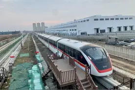 全国首条无人驾驶跨座式单轨列车“芜湖造”图片