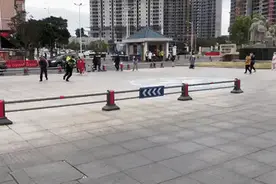 东莞铁骑小哥滑倒瞬间，收获无数点赞！网友：你奔跑的样子真帅图片