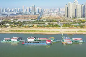 长江中游首个水上绿色综合服务区亮相，垃圾污水免费接收，船员享受多种服务图片