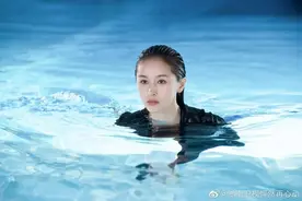 看完了谭松韵、王子文的湿发造型，我脑补了一整部霸总小说图片