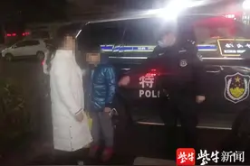 寒冬深夜，小男孩单衣拖鞋独行，烧烤店老板放下生意“跟踪”图片