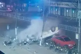 长沙一车失控撞向路边，市民合力救车内4人视频封面
