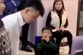 暖心~广东惠州一新郎怕新娘用头磕盆会痛，拿手代替头在盆上用力一磕视频封面