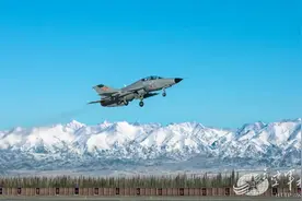 不走寻常路！空军西安飞行学院某旅飞行教官空地比武图片