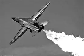 飞机为何要空中放油图片