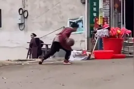 少年摆摊间隙穿围裙打篮球热身 网友：身上是生活，手中是梦想图片