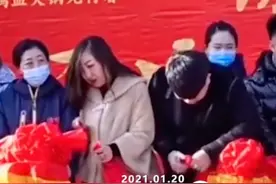 尴尬！男子开业剪彩误把身旁女子红裙子给剪了，网友：第一次没经验图片