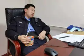心疼！他抱着刚泡的方便面，竟睡着了图片