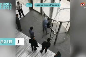 狗狗被卡旋转门女主人崩溃大哭，物业只能砸门救狗：她未提赔偿图片