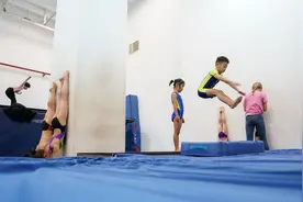 勇敢的跳水小将图片