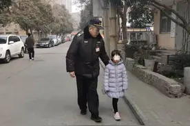 小女孩儿一觉醒来发现家中空无一人，顿时吓坏了图片