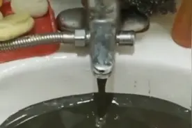 滁州居民家中自来水管流出黑色淤泥，当地回应系水厂操作不当视频封面