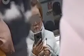 啃一口馒头抽一口烟！昆明地铁1号线上，这位小姐姐的动作惹众怒图片