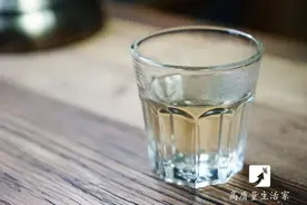 烧开的自来水、桶装水、小瓶矿泉水，长期饮用选择哪个更好？图片