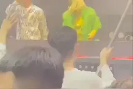 飒！长沙一66岁奶奶酒吧当DJ，网友：比广场舞带劲图片