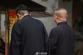为52岁于谦庆生，郭德纲改诗文晒两人背影图片