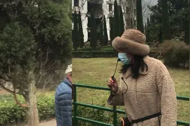 导游回应怒怼汶川地震遗址嬉笑游客：他们笑了三次我才说的视频封面