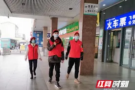 “雷锋志愿者”走进车站 让旅客文明健康回家图片